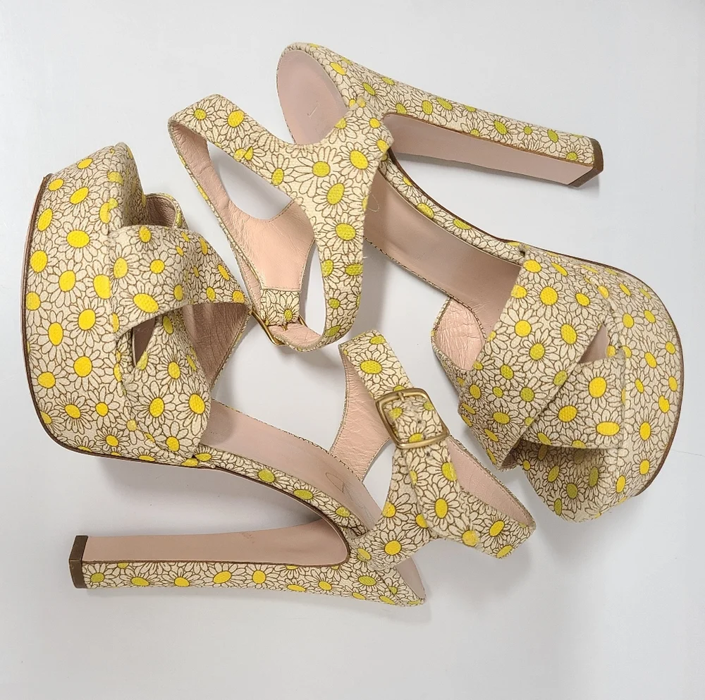Red Valentino Yellow Daisy Platform Sandals Sz 37 MSRP $450